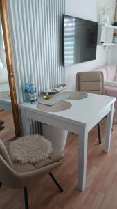 a white table and chairs in a living room at Uzdrowiskowa "Trzy Korony" in Świnoujście