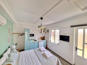 a room with a bed and a kitchen in it at Xenia Studios in Piskokéfalon