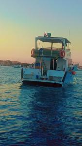 ein Boot, das auf dem Wasser im Ozean treibt in der Unterkunft Yosr in Hurghada