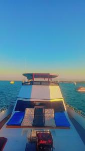 ein Boot im Wasser mit einem Auto darauf in der Unterkunft Yosr in Hurghada