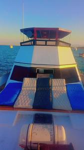 ein Boot mit Kissen darauf im Wasser in der Unterkunft Yosr in Hurghada
