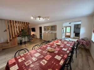 a dining room with a table and chairs in a room at le saint genest in Vallouise