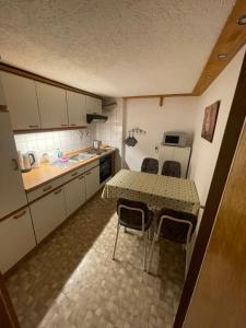 a small kitchen with a table and chairs in it at Ferienwohnung Gisela in Lohsa