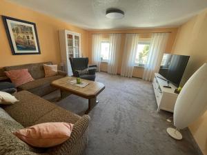 a living room with a couch and a tv at Ferienwohnung Gisela in Lohsa
