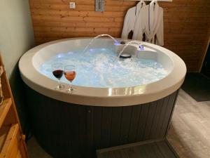two glasses of wine in a jacuzzi tub at B&B Petit Chateau - Rust en Charme Nabij Gent, Brugge en de Zeeuwse kust in Biervliet +62 photos
