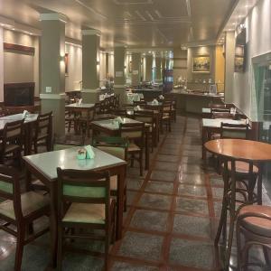 a dining room with tables and chairs in a restaurant at Terrazzo Hotel Campos dos Goytacazes in Campos dos Goytacazes