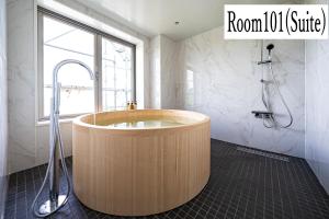 ein Badezimmer mit Badewanne und Dusche in der Unterkunft Angelroad Hotel in Tonosho + 37 Fotos