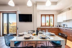 a kitchen and dining room with a table and chairs at Appartamento BePlace - Le Crete in Rapolano Terme