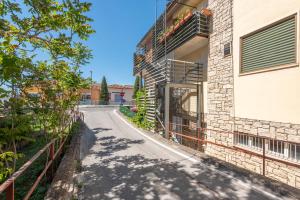 an empty street next to a building at Appartamento BePlace - Le Crete in Rapolano Terme