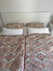 two beds sitting next to each other in a bedroom at Rose Garden in Hessisch Oldendorf