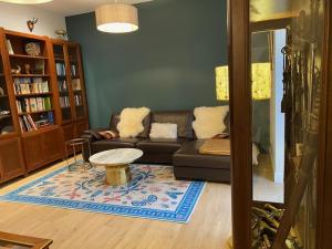 a living room with a couch and a table at Domaine de Gans in Gans
