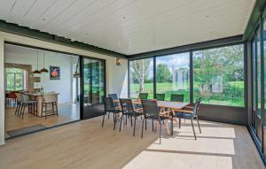 a dining room with a table and chairs at Domaine de Gans in Gans