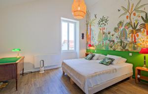 a bedroom with a bed and a painting on the wall at Domaine de Gans in Gans +31 photos