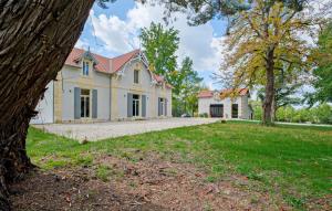a large white house with a tree in front of it at Domaine de Gans in Gans