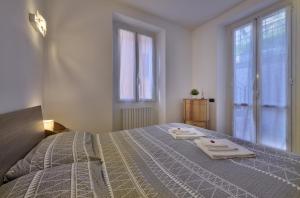 a bedroom with a bed with two towels on it at In centro Ca' Leandro Vista lago in Lierna