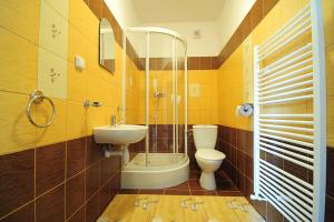 Koupelna v ubytování Apartmanovy Dom Martha a Domček Martuška + 18 fotografií