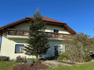 a house with a balcony on top of it at Apartmán Kašperk in Vacov