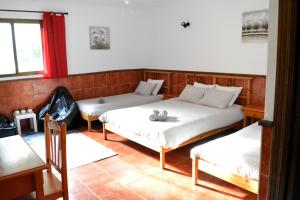 a room with two beds in a room at Casa Rural Las Gesillas in Arenas de San Pedro