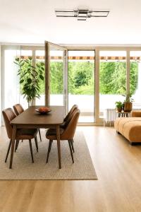 a dining room with a table and chairs at Apartment Ypsilon am Grün in Bayreuth
