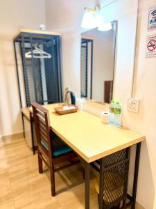 a table and chair in a room with a mirror at Full House in Ban Not (1)
