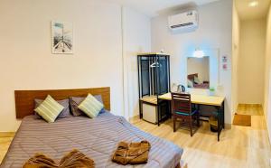 a bedroom with a bed and a desk and a desk at Full House in Ban Not (1)