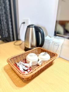 a wicker basket on a table with a tea kettle at Full House in Ban Not (1)