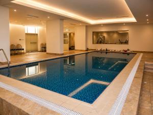 a large swimming pool in a house with a poolvisorvisor at مسكن نون للشقق المخدومة in Jeddah