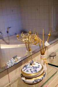 a glass table with a vase on top of a glass table with a bathroom at auf der Muehle zwei in Zerbst