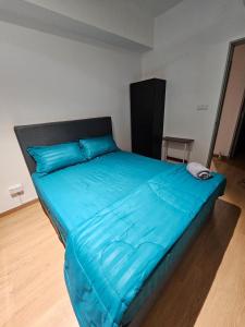 a large bed with blue sheets in a room at Maru Maya Bay Guest House in Banting +19 photos