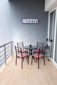 a table and four chairs in a room at Lapta SEL in Ayios Dhometios +7 photos