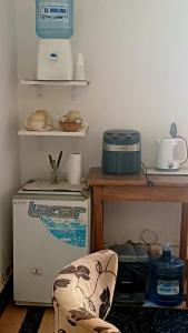 a kitchen with a stove and a chair next to a table at Lo de Ignacio Parada obligatoria in Gualeguaychú