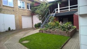 einen Garten vor einem Haus mit einer Treppe in der Unterkunft Dorotheenhof in Flensburg