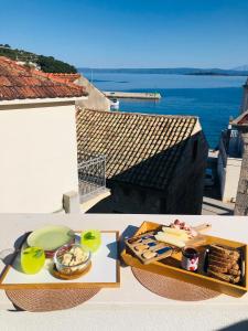 a tray of food sitting on top of a table at Luca in Račišće