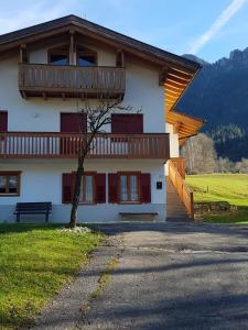 a house with a balcony on the side of it at Mountainappart in Fiera di Primiero