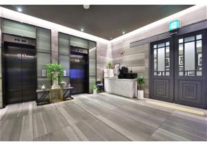 an office with a lobby with doors and plants at 엠플레이스호텔 in Incheon