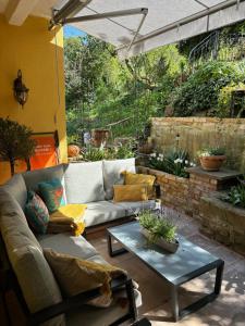 a living room with a couch and a table at Villa Botanica in Neustadt an der Weinstraße