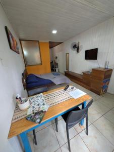 a room with a desk with a keyboard and a bed at Aloha hospedaje in Puerto Iguazú