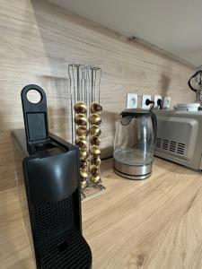 a cell phone sitting on top of a counter next to a blender at Paris Giverny familles & professionnels in Freneuse