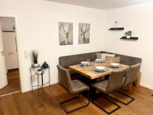 a dining room with a table and chairs at Gemütliche Ferienwohnung Casa Caliora, 8km zum Biggesee in Drolshagen