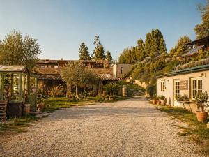 a gravel road in a village with houses and trees at Casa Vuscichè - Stanza di Artemisia in Roseto degli Abruzzi