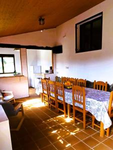 a dining room with a table and chairs and a television at Casa Rural Las Gesillas in Arenas de San Pedro