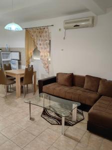 a living room with a couch and a table at Romantic auch mit Kindern in Sutomore