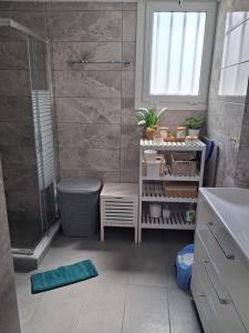 ein Badezimmer mit Dusche und Waschbecken in der Unterkunft Vrontas House in Neapolis + 66 Fotos