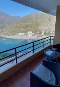 a balcony with a view of the ocean at ALOHA DIVINE GANGES APARTMENTS with INFINITY POOL in Rishīkesh
