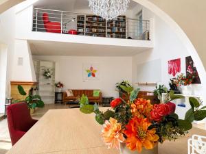 ein Esszimmer mit einem Tisch und einer Vase mit Blumen in der Unterkunft Biomade in Prag