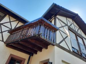 a balcony on the side of a building at Apartment Meyerhof in Schwanau