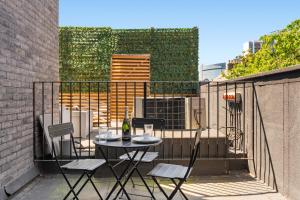 a patio with a table and chairs on a balcony at Duplex 2BR Flat with Parking Near Excellent Transport Links By Stay Aura Short Term Lets Brentford in Brentford +28 photos