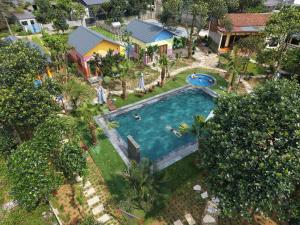 an aerial view of a swimming pool in a backyard at Đồi Bông Village in Mục Uyên