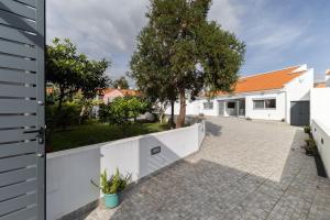 a white fence in front of a house at Villa Aurora in Livramento