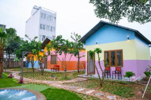 a house with a garden and a building at Đồi Bông Village in Mục Uyên